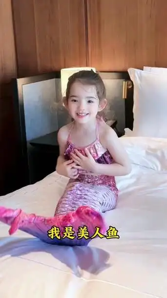 小女孩装扮成美人鱼在水里游泳