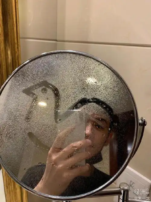 朱一龙晒半脸对镜自拍图 调皮在镜子上画小鸡