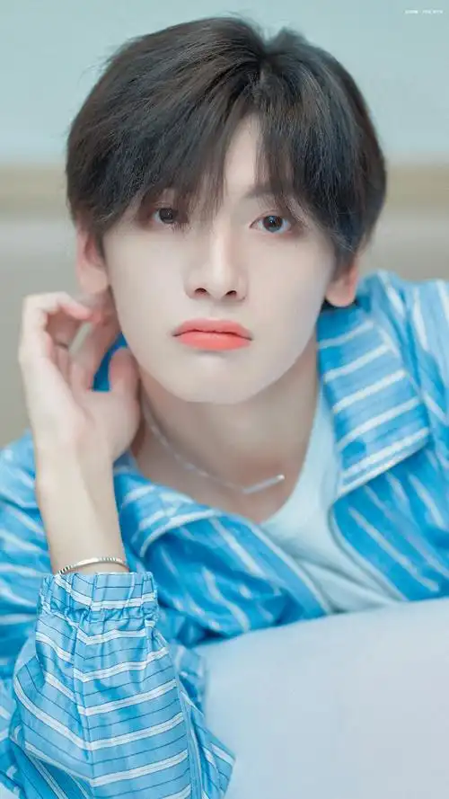 翟潇闻超话|#翟潇闻 2021星光熠熠#嘿 你的脸上有粉红色云朵@翟潇闻