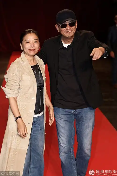 王家卫和妻子亲昵贴脸 撒了一把陈年狗粮