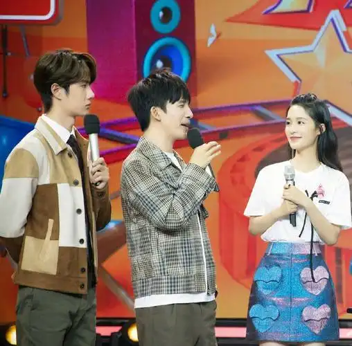 李沁跳水袖舞太撩人王一博用尬笑掩饰害羞