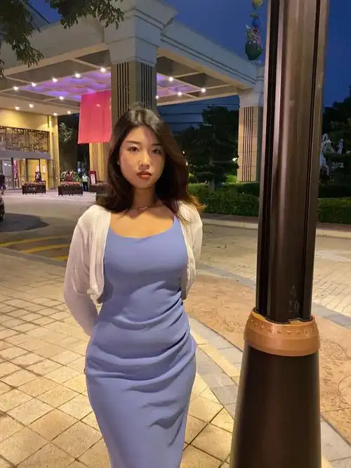 最爱的一条裙子了,纯欲与高级感结合(懂的都懂哈)梨形身材穿紧身裙,版