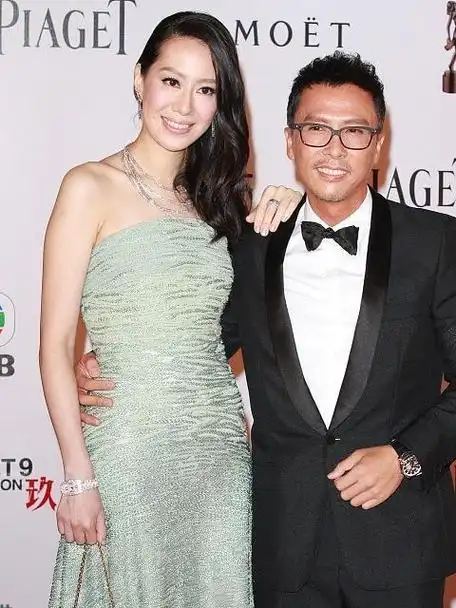 汪诗诗太给甄子丹长脸了穿绿色抹胸连衣裙清新优雅高贵精致