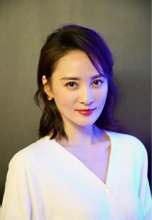 44岁蒋勤勤品味真好穿白色连衣裙配齐肩发型轻松美出国际范