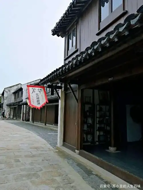 演出戏台在沙家浜景区"横泾老街"的中心地段,老街保存着农村的建筑