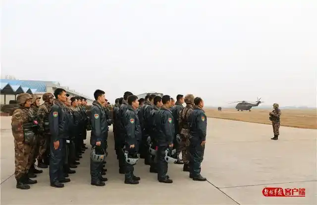 第80集团军某陆航旅组织多机型编队飞行训练