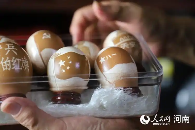 个蛋壳的摆放是有讲究的,蛋壳上的兵,一定要放在斜前方,他要面向国旗