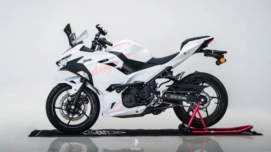 川崎忍者400全车改色高光白77定制拉花