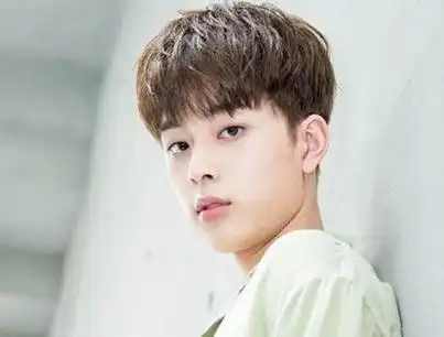 适合16岁男学生的发型有哪些?这3款让他们更加帅气