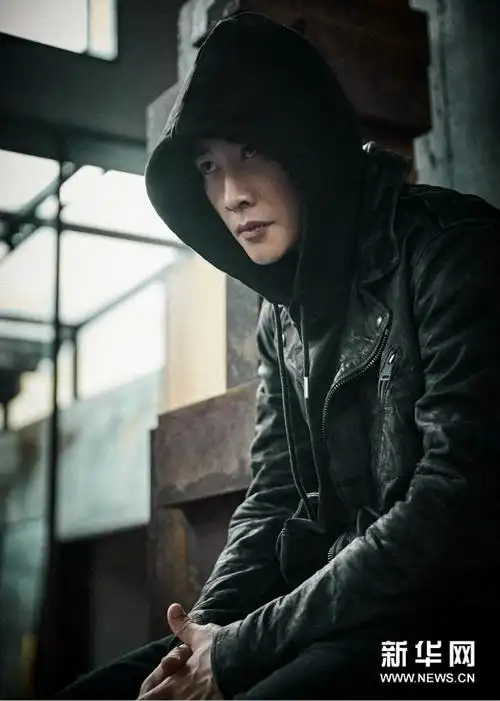 罗晋硬汉风格写真曝光 目光坚毅眼神有戏