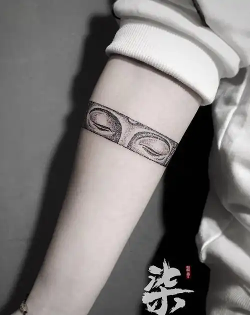 臂环纹身图片