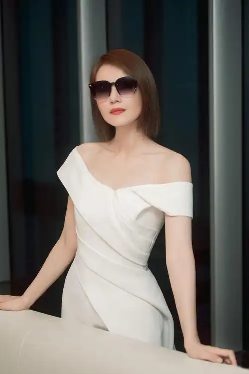 被高圆圆的写真美到了!棕色头发配白色"露肩"裙,尽显女神范儿