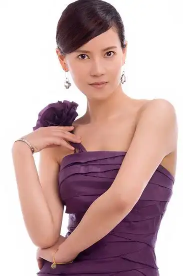 何佳怡_演员_作品_个人资料_简历_生日_经历_留言 - 酷乐米