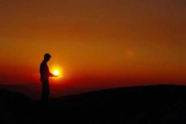 仅一个人,山峰,晚霞,霞光,山峦,背光,仅一个年轻男性,黄色,天空,黄昏