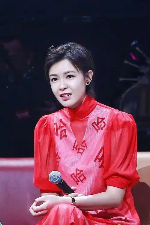 出道20余年,结婚7年多,李艾是如何做到家庭幸福美满的?