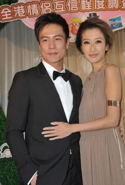 安志杰外出拍戏全家送别,妻子粘人不舍,8岁女儿撒娇索吻引争议