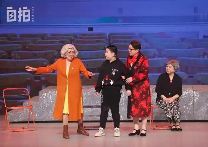 我,64岁,退休十年圆演员梦,参演《知否》,与黄渤,倪大红拍同一部戏