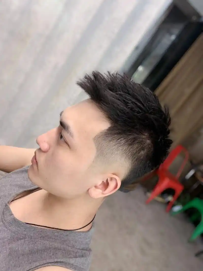 兄弟们今天分享一款操作的前刺发型… 1,这款前刺剪的是美式风格 2