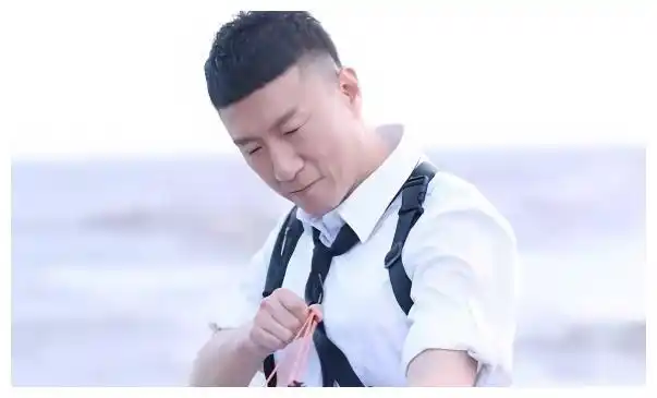 50岁孙红雷减肥成功,拍摄新剧路透照曝出,面颊消瘦相貌大变样