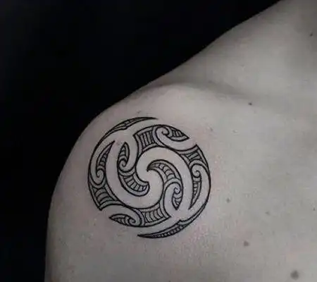 肩部简约的圆形玛雅图腾纹身图案