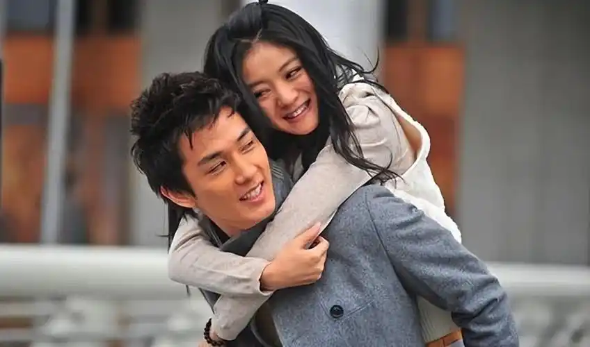 直到遇到现任老公,她隐退娱乐圈,专心照顾家庭,没想到好景不长,丈夫