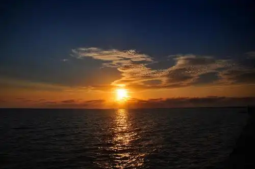 待天边西斜落日时; 生活不止柴米与酱醋茶,还有诗与远方和夕阳,剪一缕