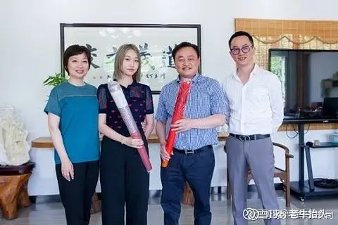 图中,绿头发女子相貌,打扮张扬,颇有派头,疑似黄光裕女儿(未证实).