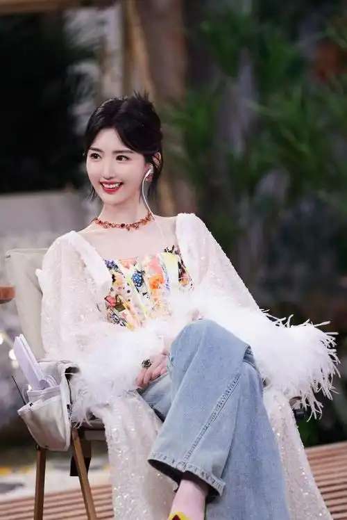 毛晓彤化身真人芭比,甜飒穿搭来袭,小个子也能穿出大气场