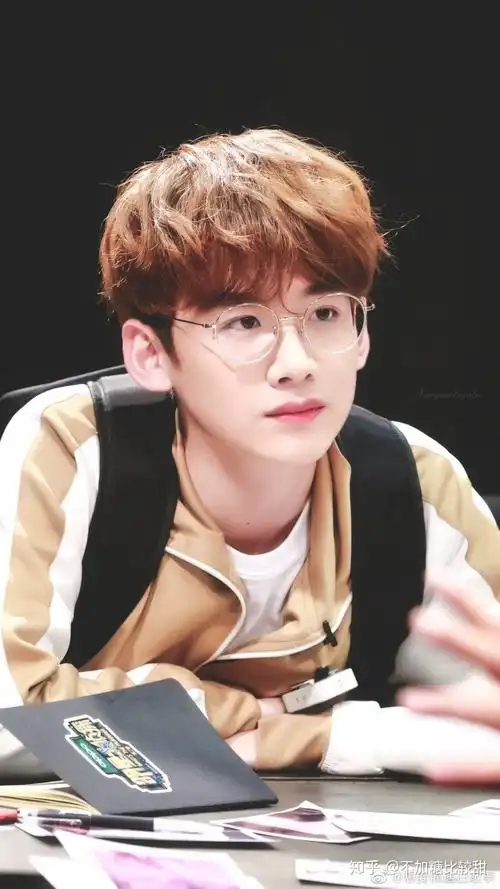 你见过哪些白敬亭戴眼镜的照片