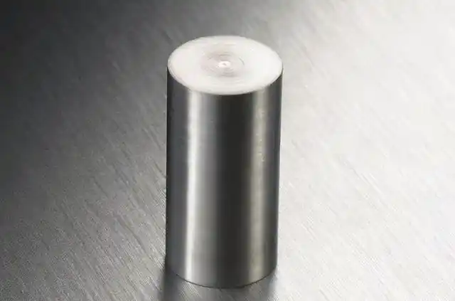 捡到了一个发着亮光的小圆柱,就在他以为自己捡到了什么好东西之后,他