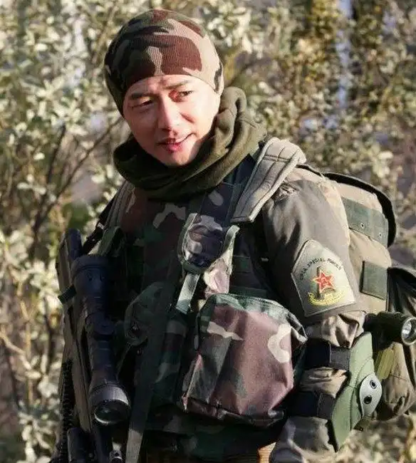 李云龙,同样"大器晚成"的明星,因为《亮剑》中扮演的李云龙成名.