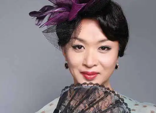 肯波琳是金星的正牌妻子12年前离婚离婚时还怀着孕如今过得怎样