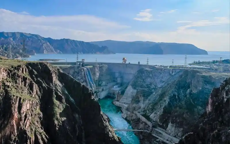 龙羊峡电站是世界上最大的水光互补发电站