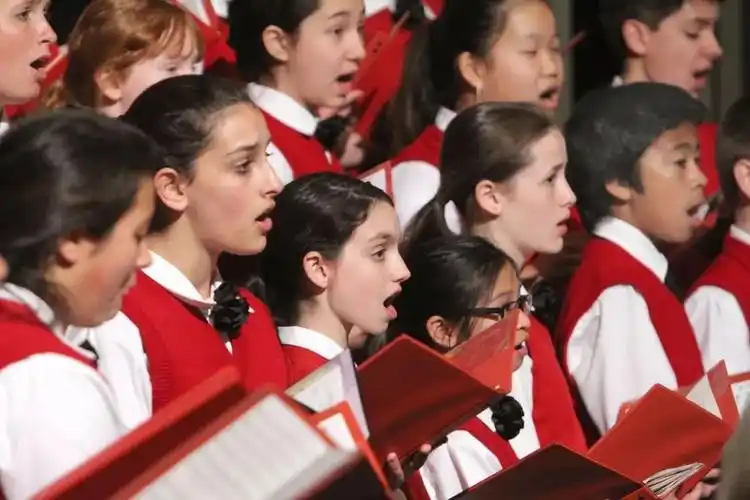 孩子学唱歌可以从进入合唱团开始