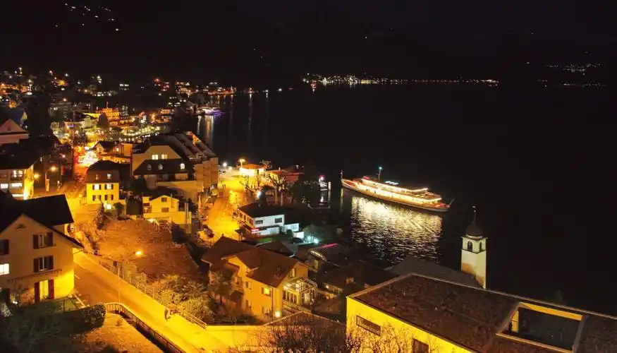 站在宾馆房间的阳台上,小镇夜景尽收眼底