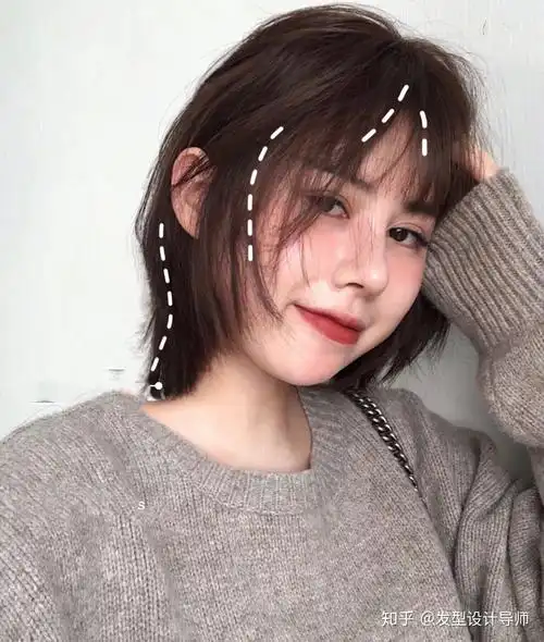 头大头发少是扎马尾还是短发脸是又圆又大有点微胖身高155