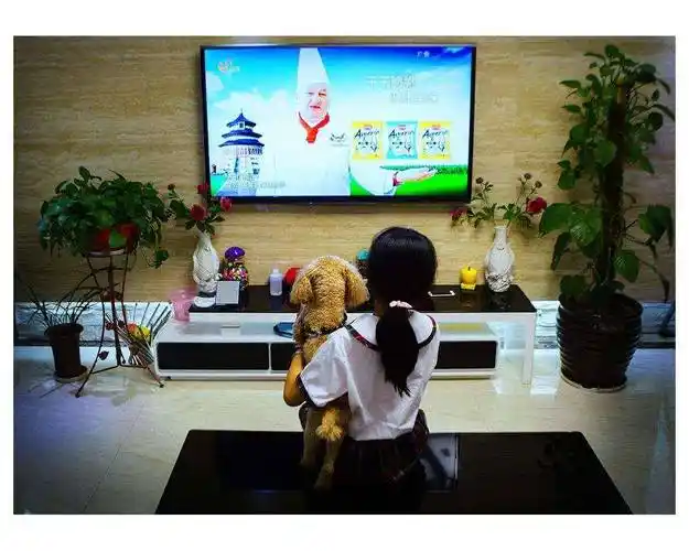 我决定每天晚上饭后不再让她看电视,而是改成睡前  陪她在小区内遛遛