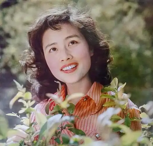 演员赵娜:离婚那天抱着儿子大哭,66岁依旧单身