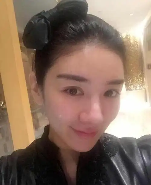 黄奕晒素颜健身自拍颜值高:告别圆润,积极减肥