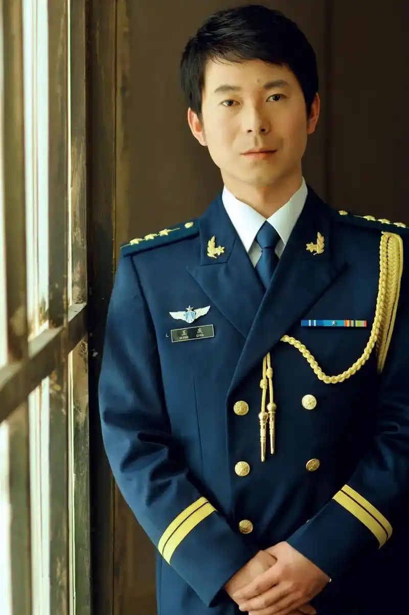 曾服役于原沈阳军区空军航空兵93132部队62分队,任军械分队长.