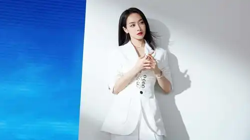 宋茜轻甜淡雅时尚写真