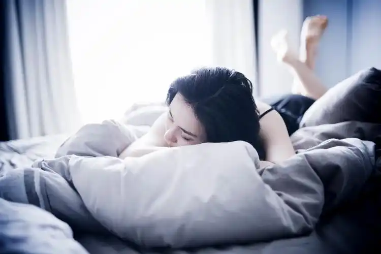 上午10点的阳光和刚起床的女人