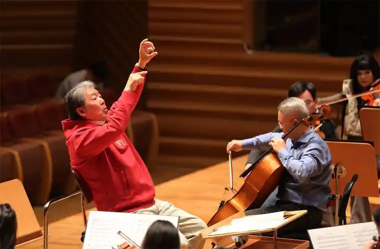 余隆王健再次牵手为上海乐迷送上见证友谊的作品