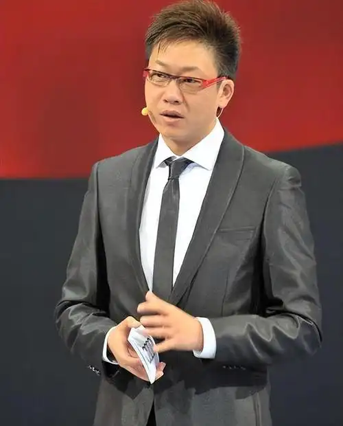 51岁林海:曾是央视著名主持,为正义怒摔耳机,二婚何婕获幸福|金玲