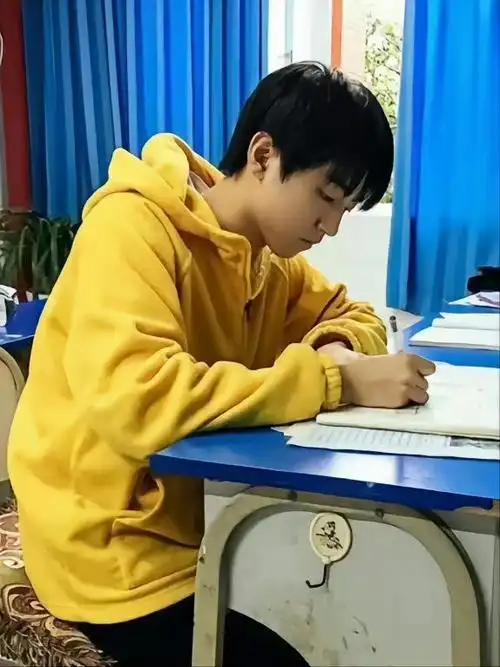 王俊凯的高中毕业照