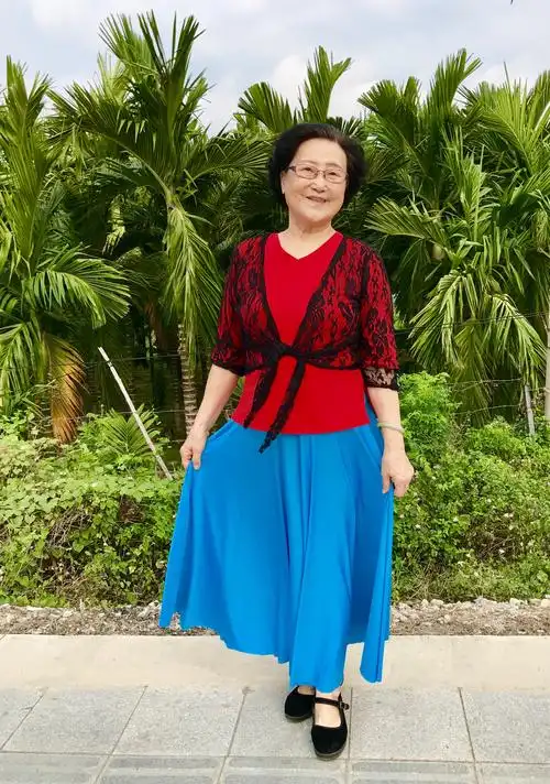 看看80多岁的老大姐,精神气爽,不减当年