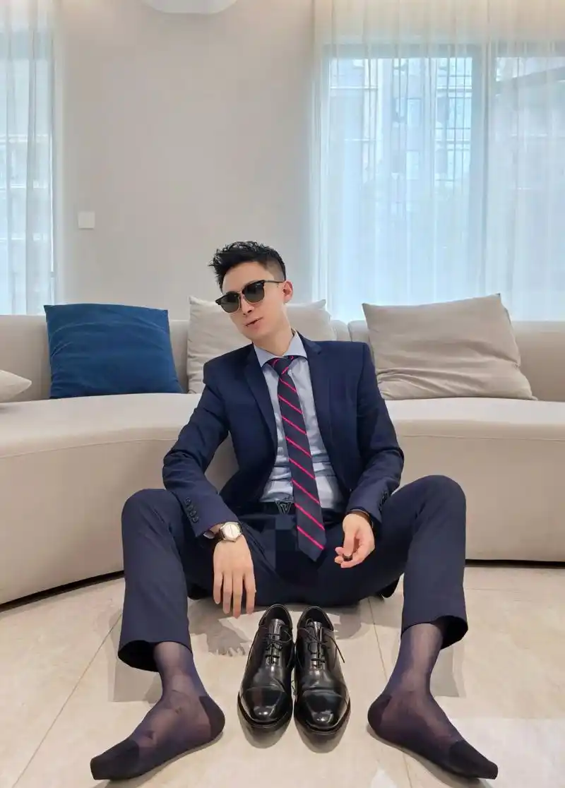 午休放松一下#正装皮鞋 #正装 #黑袜 #正装男 #ootd - 抖音
