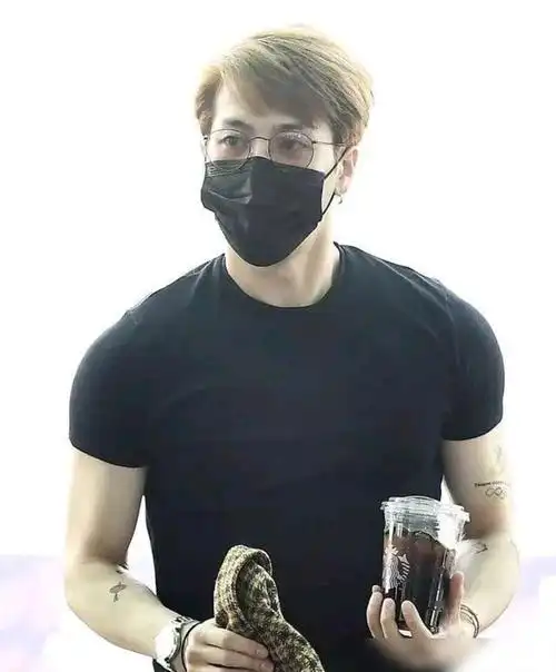 小八卦王嘉尔杨超越刘诗诗王一博虞书欣倪妮田雨