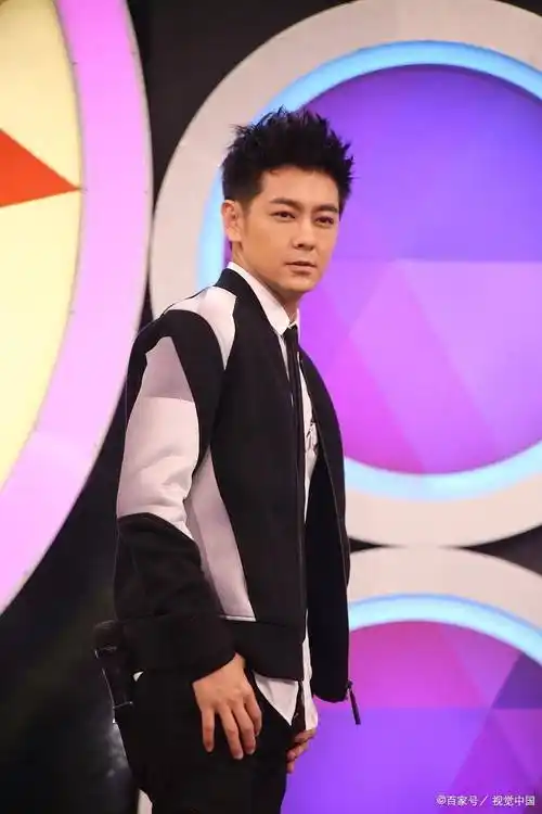 驾特斯拉遭遇车祸后林志颖现身珠海首次参加赛车_右手_照片_网友