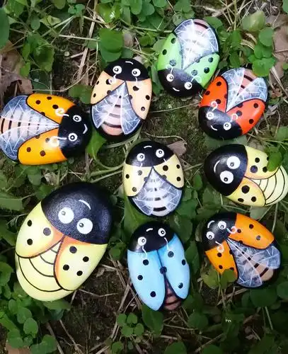 燕子手绘石头画《小瓢虫》